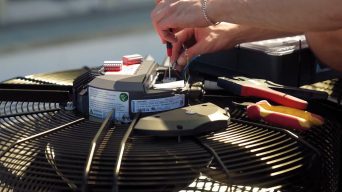 Wartungsarbeiten an einem Lüftermotor